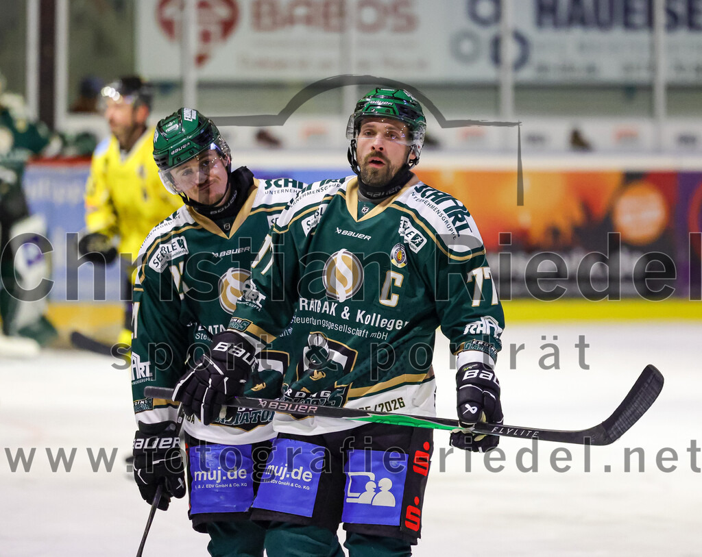 2025-12-28_141_TSV_Erding_gegen_onesto_Tigers_Bayreuth | Erding, Deutschland, 28.12.2025:Eishockey, Oberliga Süd 2025 / 2026, 31. Spieltag, TSV Erding gegen onesto Tigers Bayreuth, Endergebnis: 6:5 n.V.Erik Modlmayr (Erding Gladiators, #21), Philipp Michl (Erding Gladiators, #77)Foto: Christian Riedel / fotografie-riedel.net
