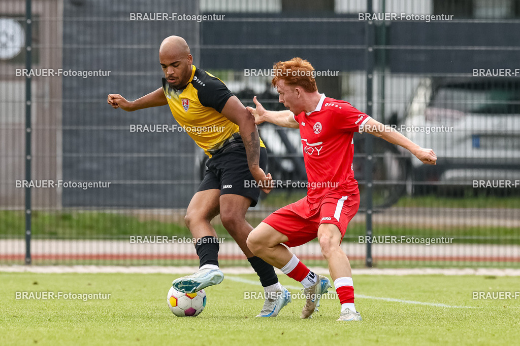 1_SVSKFC_20250726_0918.JPG -  - SV Schermbeck - KFC Uerdingen  - Testspiel | Schermbeck, Deutschland, 26.07.25: Anthony Oscasindas (KFC Uerdingen) und Tyler Mehnert (SV Schermbeck) im Kampf um den Ball während des Testspiel Spiels zwischen SV Schermbeck - KFC Uerdingen  in der Volksbank Arena am 26. July 2025 in Schermbeck, Deutschland. (Foto von Stefan Brauer/Brauer-Fotoagentur)