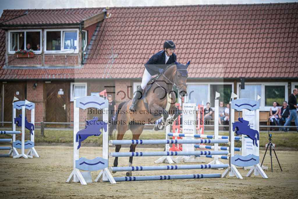 DOS_2552 | Entdecke hochwertige Reitturnierfotos von Foto Oger. Professionell, emotional und authentisch – jetzt Lieblingsmomente im Shop bestellen.Deutschlandweite Turnierfotografie. - Realisiert mit Pictrs.com