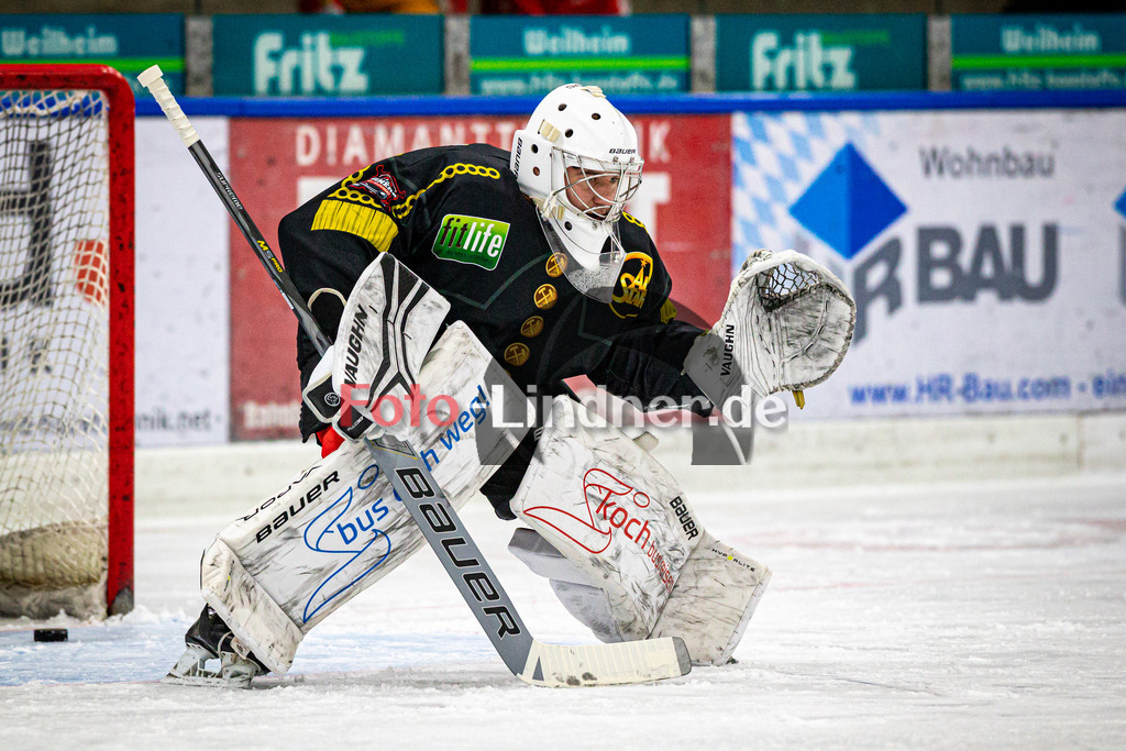 TSV Peißenberg MINERS gegen EHC Klostersee  | Eishockey Bayernliga Herren Vorrunde 2024/25, TSV Peißenberg MINERS gegen EHC Klostersee , 20241208,Hannes KIEFER (MINERS Goali 32) beim Aufwärmen,2024-12-08 in Peißenberg (Eisstadion Peißenberg)Hannes KIEFER (MINERS Goali 32)Copyright: WolfgangxLindner 