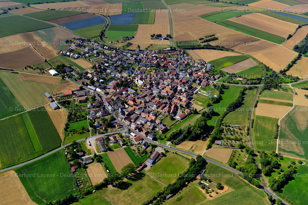 3650298 | PROSSELSHEIM 31.08.2016 Ortsansicht am Rande von landwirtschaftlichen Feldern und Nutzflächen  in Prosselsheim im Bundesland Bayern, Deutschland // Village view on the edge of agricultural fields and land  in Prosselsheim in the state Bavaria, Germany Foto: Gerhard Launer