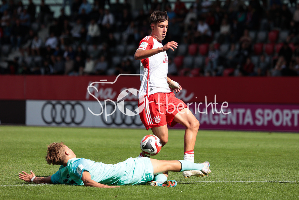 FC Bayern Muenchen U19 - TSV 1860 Muenchen U19 | Xaver KIEFERSAUER (TSV #6) im Duell mit Javier GERNANDEZ GONZALEZ (FCB #8)