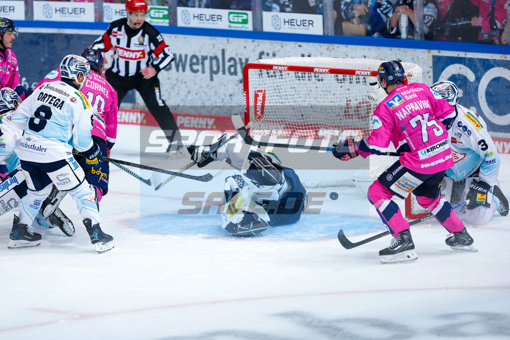 Eishockey | Julius Hudacek geschlagen am Boden - © Sportfoto-Sale (Jan Brüggemann) - Realisiert mit Pictrs.com