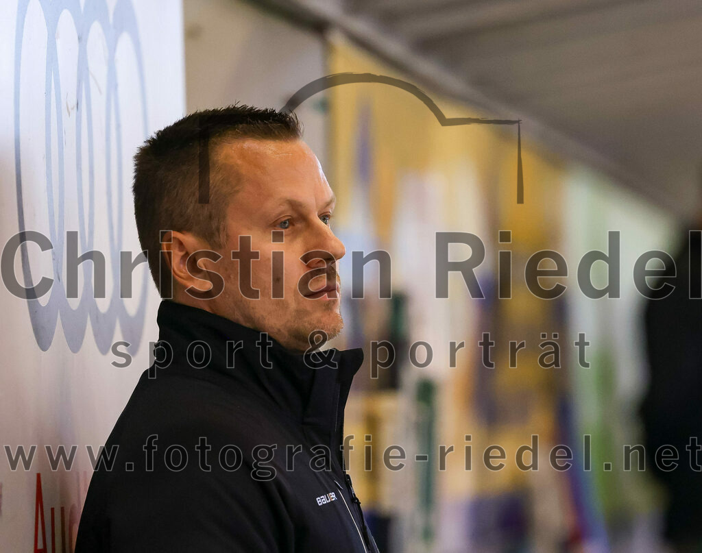 2023-09-10_048_TSV_Erding_gegen_EHC_Klostersee | Erding, Deutschland, 10.09.2023:
Eishockey, Bayernliga 2023 / 2024, Testspiel, TSV Erding gegen EHC Klostersee, Endergebnis: 10:1

Trainer Ales Jirik (Erding Gladiators)

Foto: Christian Riedel / fotografie-riedel.net