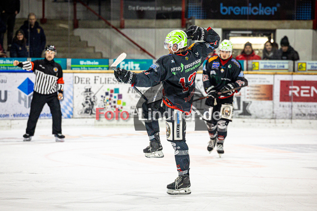 Peißenberg MINERS gegen ESC Kempten SHARKS | Eishockey Bayernliga 2025/26 Vorrunde 12. Spieltag, Peißenberg MINERS gegen ESC Kempten SHARKS, 20251121,Weiland PARRISH (MINERS 13) Torjubel,2025-11-21 in Peißenberg (flatbuy Arena Peißenberg), Weiland PARRISH (MINERS 13)Copyright: WolfgangxLindner www.foto-lindner.de