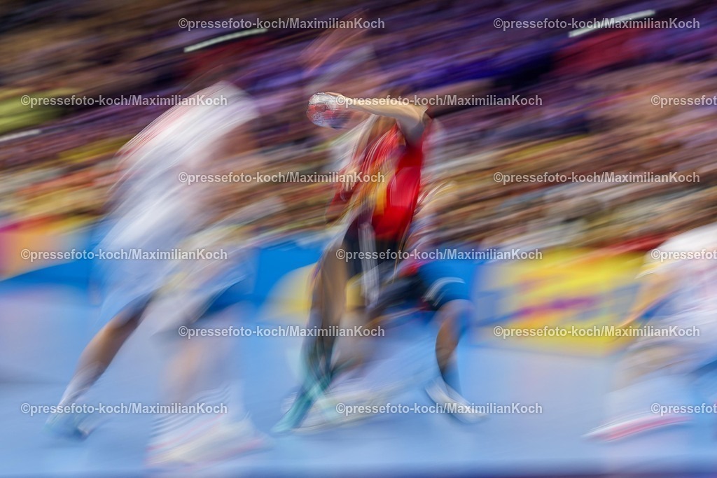 EHF15012601069 | 15.01.2026, Handball, Men's EHF EURO 2026, Spanien - Serbien, Jyske Bank Boxen in Herning, Dänemark, Preliminary Round: Dynamic Feature Speedshot longtimeexposure fighting Dynamic