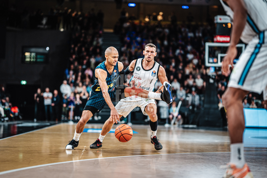 Basketball | Männer | Saison 2024/2025 | easyCredit Basketball Bundesliga | 4. Spieltag | Veolia Towers Hamburg vs. EWE Baskets Oldenburg | 06.10.2024 | v.l. Geno Crandall (#9, EWE Baskets Oldenburg) und Brae Ivey (#1, Veolia Towers Hamburg)