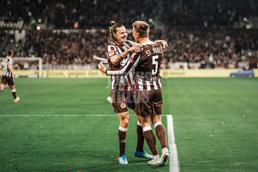 Fußball | Männer | Saison 2025/2026  | Fußball-Bundesliga | 30. Spieltag | FC St. Pauli vs. 1. FC Köln | 17.04.2026 | Jubel nach dem Tor v.l. Jackson Irvine (#7, FC St. Pauli) und Hauke Wahl (#5, FC St. Pauli)