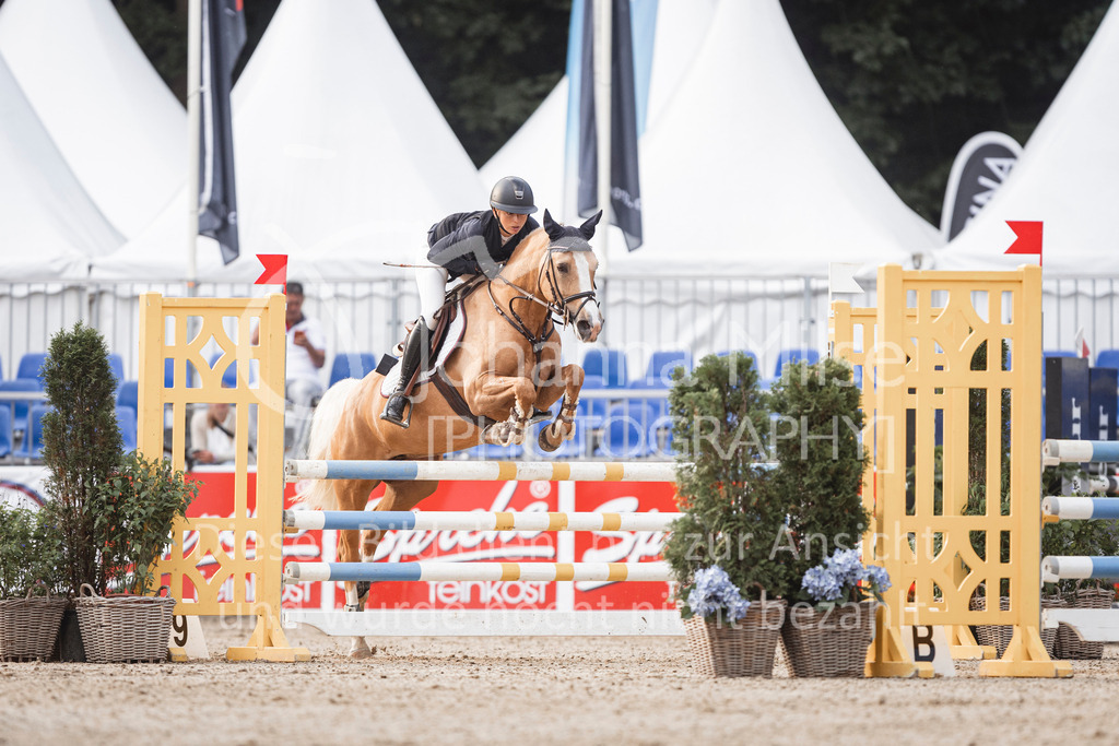 240906_BuCha_PonyA-5j-131 | Deine schönsten Turniermomente als professionelle Fotos! Entdecke hochwertige Pferdesport-Fotografie im Online-Shop. Jetzt Fotos finden & bestellen!