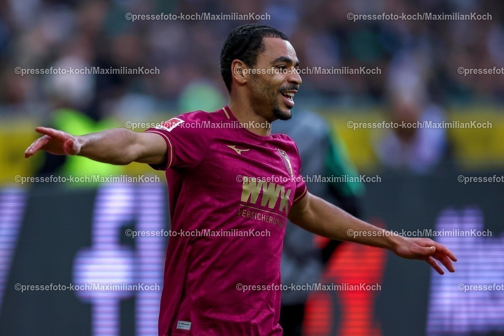 BMG21022501066 | 22.02.2025, Fußball, Borussia Mönchengladbach - FC Augsburg, 1. Fußball Bundesliga, Borussia-Park, Saison 2024 2025: Torjubel nach dem 1:0 durch Torschütze Alexis Claude-Maurice (FC Augsburg #20)DFB regulations prohibit any use of photographs as image sequences and or quasi-video.
