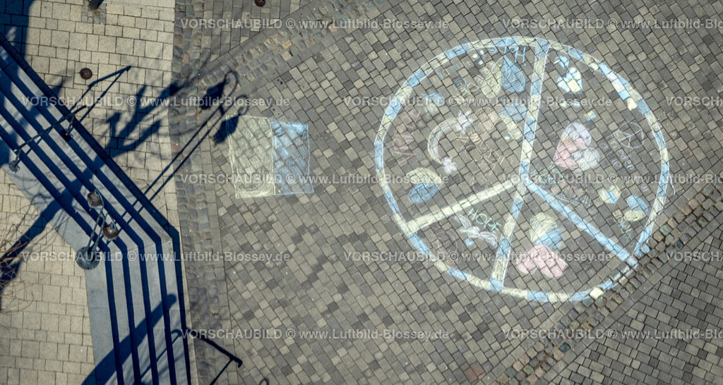 Winterberg220303473 | Luftbild, Peace Zeichen und Symbol mit Herzen auf dem Straßenpflaster in ukrainischer Nationalflaggenfarbe, Winterberg, Sauerland, Nordrhein-Westfalen, Deutschland