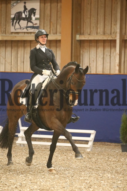 Turnier_Zeutern_2022_Prfg.Nr.02_Kurz-GrandPrix_Nicole Isser_DiCaprio 4 (4) | Alle Fotos der Reiterjournal Fotografin Doris Matthaes im Reiterjournal Online-Fotoshop. - Realisiert mit Pictrs.com