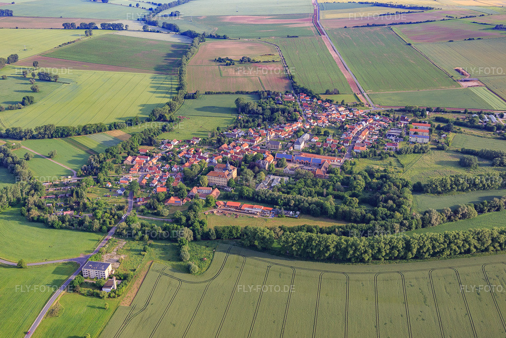 Luftbild: Ortsansicht von Süden mit Schloss Friedrichswerth im Ortsteil Friedrichswerth in Nessetal im Bundesland Thüringen in Deutschland. Foto: IMG_007628.jpg vom 15.06.2021 durch Werner Riehm/FLY-FOTO.de
