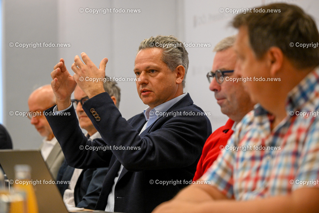 Pressekonferenz ADX Energy_ 07.09.2023-29 | 07.09.2023, Presseclub Linz, AUT, Pressekonferenz ADX Energy, Stimmungslage zur Gasexploration in Molln, im Bild Georg Brasseur (Univ. Prof. TU Graz), Alan Reingruber (Geschaeftsfuehrer ADX Vie GmbH), Paul Fink (CEO ADX Energy), Andreas Knoll (Regioplan Ingenieure Salzburg GmbH), Martin Schober (Gemeindevorstand Molln)