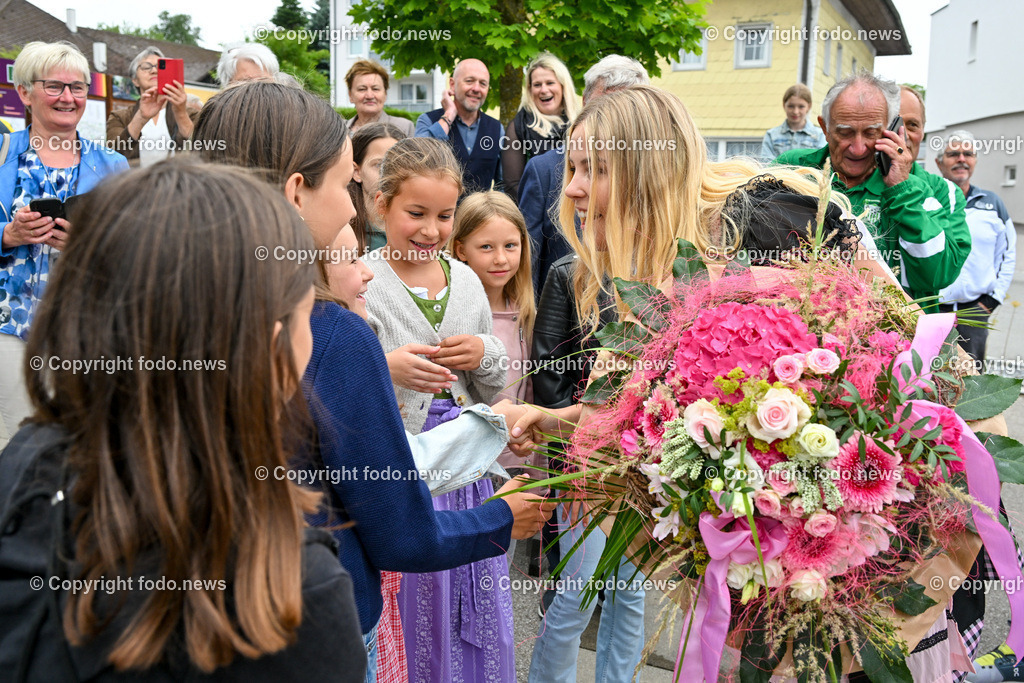 Hohenzell_ Empfang Miss Austria 2023_ Valentina Bleckenwegner_ 02.07.2023-33 | 02.07.2023, Hohenzell, AUT, Empfang Miss Austria 2023, Valentina Bleckenwegner, im Bild Valentina und kleine Fans