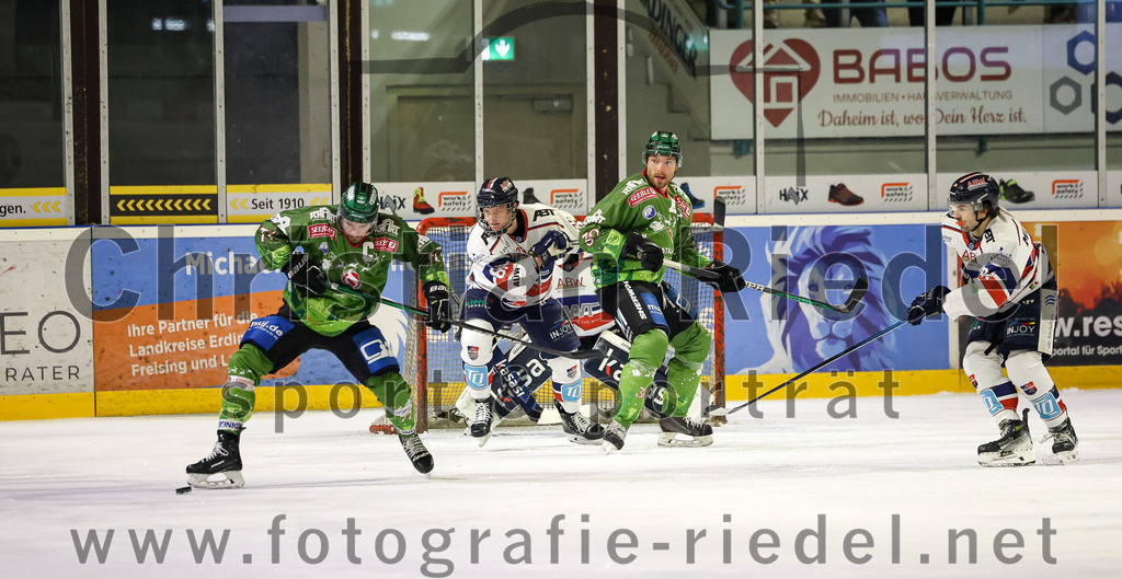2023-12-17_039_TSV_Erding_gegen_ESC_Kempten | Erding, Deutschland, 17.12.2023:
Eishockey, Bayernliga Vorrunde 2023 / 2024, 18. Spieltag, TSV Erding gegen ESC Kempten, Endergebnis: 5:1

Philipp Michl (Erding Gladiators, #77), Thomas Plihal (Erding Gladiators, #39)

Foto: Christian Riedel / fotografie-riedel.net