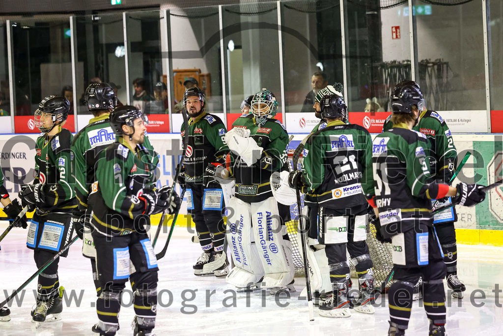 2022-10-30_011_TSV_Erding_gegen_ESC_Riverrats_Geretsried | Erding, Deutschland, 30.10.2022:
Eishockey, Bayernliga 2022 / 2023, 9. Spieltag, TSV Erding gegen ESC Riverrats Geretsried, Endergebnis: 3:5

Rudolf Lorenz (Erding Gladiators, #91), Torwart Thomas Hingel (Erding Gladiators, #33), Erik Modlmayr (Erding Gladiators, #21)

Foto: Christian Riedel / fotografie-riedel.net