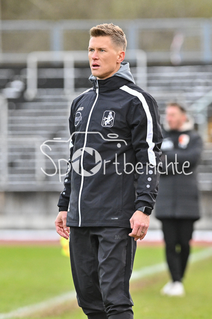 TSV Schwaben Augsburg - FC Augsburg II | im Bild TSV Schwaben Trainer Matthias OSTRZOLEK in Aktion / Freisteller/. Einzelfoto / Regionalliga Bayern: TSV Schwaben Augsburg - FC Augsburg II, Rosenaustadion am 23.11.2024