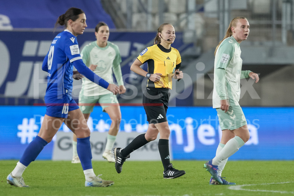 Fussball, Google Pixel Frauen-Bundesliga, FC Carl Zeiss Jena - SV Werder Bremen | v.li.: Schiedsrichterin Lara Wolf in ihrem ersten Bundesligaspiel, DIE DFB-RICHTLINIEN UNTERSAGEN JEGLICHE NUTZUNG VON FOTOS ALS SEQUENZBILDER UND/ODER VIDEOÄHNLICHE FOTOSTRECKEN. DFB REGULATIONS PROHIBIT ANY USE OF PHOTOGRAPHS AS IMAGE SEQUENCES AND/OR QUASI-VIDEO.