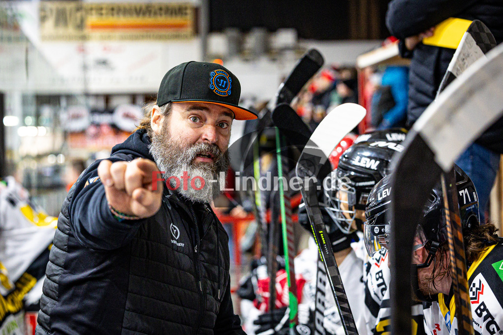 Peißenberg MINERS gegen EA Schongau MAMMUTS | Eishockey Bayernliga 2025/26 Vorbereitung, Peißenberg MINERS gegen EA Schongau MAMMUTS, 20251003,Ty Morris gibt Anweisung,2025-10-03 in Peißenberg (flatbuy Arena Peißenberg), Ty MorrisCopyright: WolfgangxLindner www.foto-lindner.de