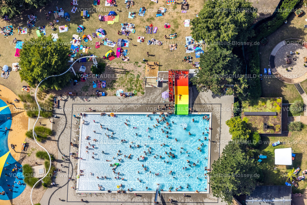 Oberhausen220800488 | Luftbild, Revierpark Vonderort, Vonderort Freibad, Schwimmbad und Badegäste, Liegewiese, regenbogenfarbige Wasserrutsche, Osterfeld, Oberhausen, Ruhrgebiet, Nordrhein-Westfalen, Deutschland