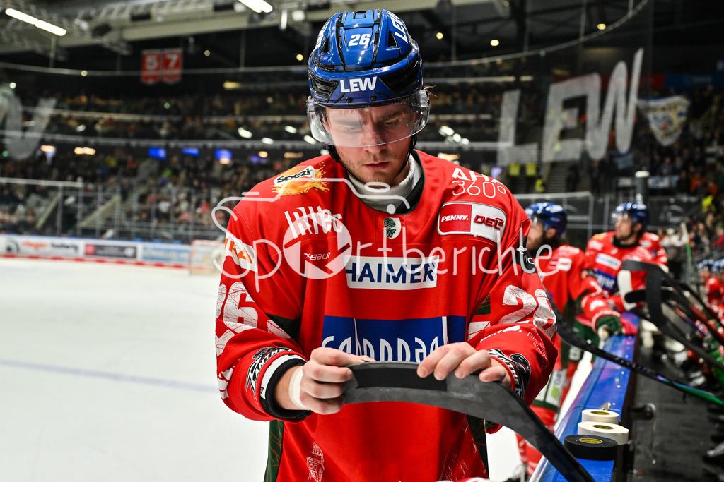 Augsburger Panther - Iserlohn Roosters | AUGSBURG, GERMANY - 06. JANUARY: im Bild Alexander BLANK (Augsburger Panther 26) beim präparieren seines Schlägers / Einzelfoto / Freisteller während dem Match zwischen den Augsburger Panthern und den Iserlohn Roosters am 37. Spieltag der Penny DEL im Curt Frenzel Stadion