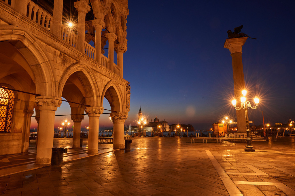 Dogenpalast am Markusplatz im Morgenlicht | Venedig, Italien - December 07, 2016: Dogenpalast am Markusplatz im Morgenlicht. - Realisiert mit Pictrs.com