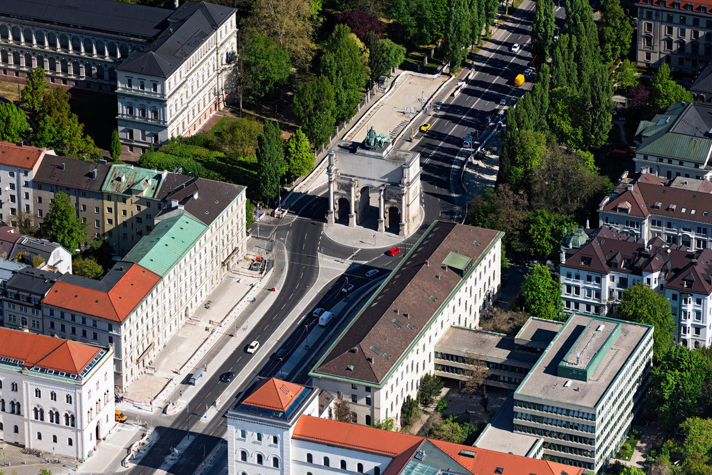dr__0051980.jpg | MüNCHEN 23.04.2020 Triumphbogen mit Quadriga des Siegestores an der Ludwigstraße und Leopoldstraße in München im Bundesland Bayern, Deutschland. // Triumphal arch with quadriga of the victory gate on Ludwigstrasse and Leopoldstrasse in Munich in the state Bavaria, Germany. Foto: Daniel Reiter