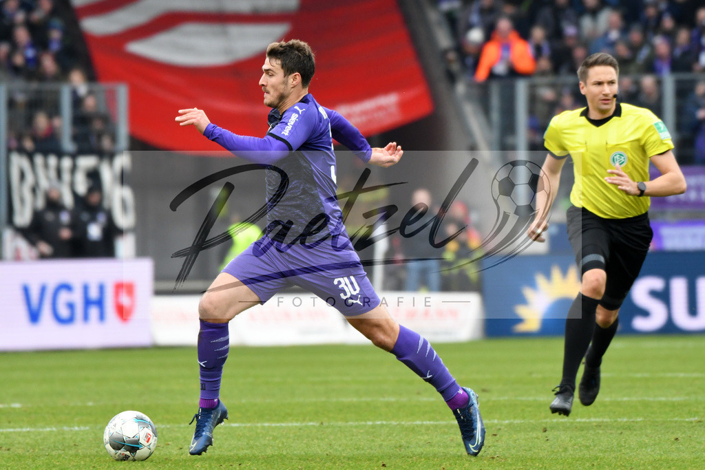 20200208_OSNFCN_0058 | Fußball, Herren: Benjamin Girth (VfL Osnabrueck) in Aktion, am Ball, Einzelaktion waehrend des Spiels der 2. Bundesliga zwischen VfL Osnabrueck und 1. FC Nuernberg im Stadion an der Bremer Bruecke am 08.02.2020 in Osnabrueck, Deutschland.DFB / DFL REGULATIONS PROHIBIT ANY USE OF PHOTOGRAPHS AS IMAGE SEQUENCES AND/OR QUASI-VIDEO. - Realisiert mit Pictrs.com