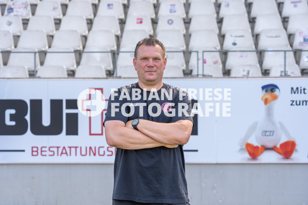 Rot-Weiss Essen; 3. Liga, Portraettermin 2026/2027, Foto: Eibner-Pressefoto/Fabian Friese | UWE KOSCHINAT (Cheftrainer),Rot-Weiss Essen; 3. Liga, Portraettermin 2026/2027, Foto: Eibner-Pressefoto/Fabian Friese - Realisiert mit Pictrs.com