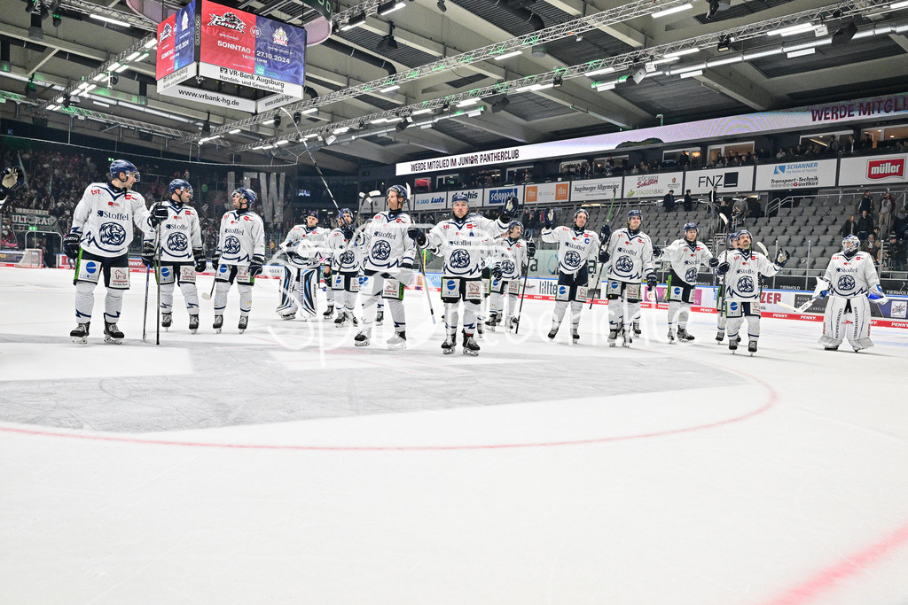 Augsburger Panther - Straubing Tigers | Das Team der Tigers feiert zusammen mit den Fans den Auswaertssieg in Augsburg / Jubel / Freude / Ultras / DEL: Augsburger Panther - Straubing Tigers, Curt Frenzel Stadiom am 20.10.2024