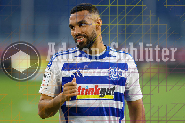 22.03.2026, GER, Fussball, Herren, 3. Liga, Saison 2025/2026, MSV Duisburg - 1860 München | Jesse Edem Tugbenyo (MSV Duisburg) lächelt, lacht 