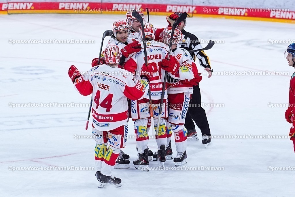 xYDRx18112501027 | 18.11.2025, xydrx, Eishockey, DEL2, Düsseldorfer EG - Eispiraten Crimmitschau, PSD Bank Dome Düsseldorf: Torjubel nach dem Tor zum 3:1 für die Eispiraten Crimmitschau durch Torschütze Mirko Sacher (Eispiraten Crimmitschau #21) zusammen mit Ole Olleff (Eispiraten Crimmitschau #15) und Robin Veber (Eispiraten Crimmitschau #44)