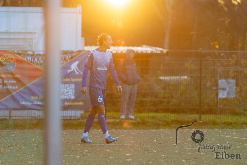 GVO Oldenburg-WSC Frisia | Herren Bezirksliga 2; GVO Oldenburg (weiß)-WSC Frisia Wilhelmshaven (blau) am 16.11.2025 in Oldenburg (Sportanlage GVO); Photo: Philip Eiben 2025 - Realisiert mit Pictrs.com