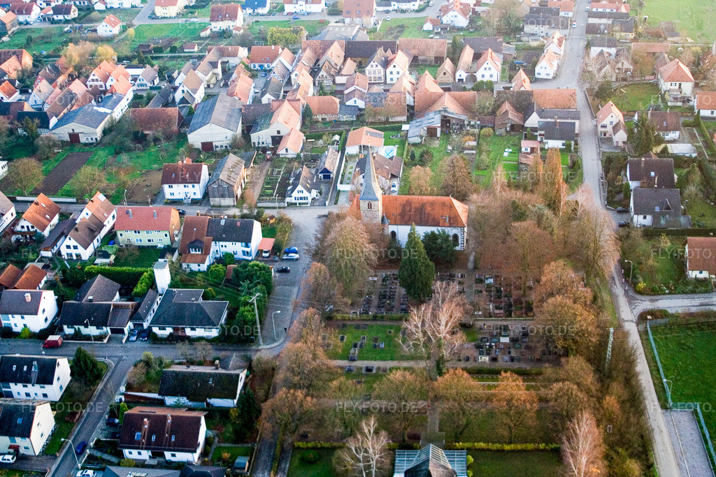 Luftbild: Wolfgangskirche und Friedhof in der Kirchstr in Freckenfeld im Bundesland Rheinland-Pfalz in Deutschland. Foto: IMG_4979.jpg vom 01.12.2006 durch Werner Riehm/FLY-FOTO.de