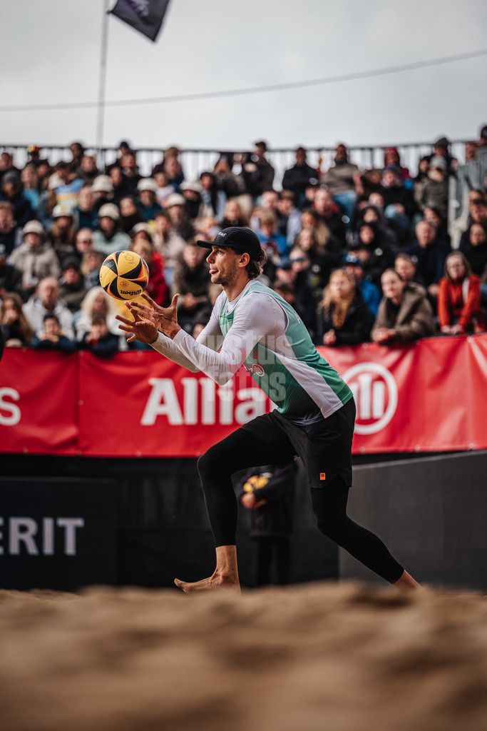 Beachvolleyball | Männer | Allianz German Beach Tour 2026 | Tourstop Düsseldorf | 17.05.2026 | Paul Henning beim Aufschlag