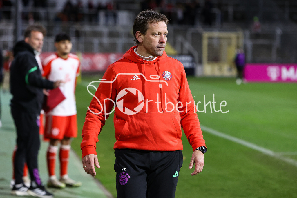 FC Bayern Amateure - FC Wuerzburger Kickers | Bayern Amateure Trainer Holger SEITZ in Aktion / Freisteller / Einzelfoto