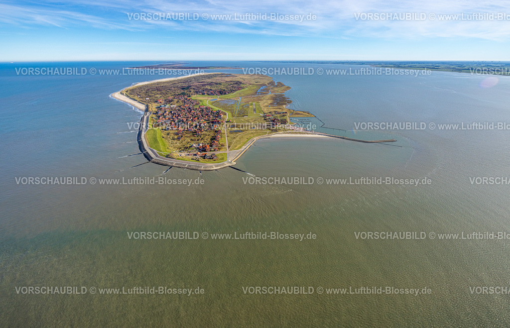 Aurich251105045Baltrum | Luftbild, Gesamtansicht der Ostfriesischen Insel Baltrum, Hafen Baltrum und Hafenmole, Fernsicht und blauer Himmel mit Horizont, Baltrum, Norddeutschland, Ostfriesland, Niedersachsen, Deutschland