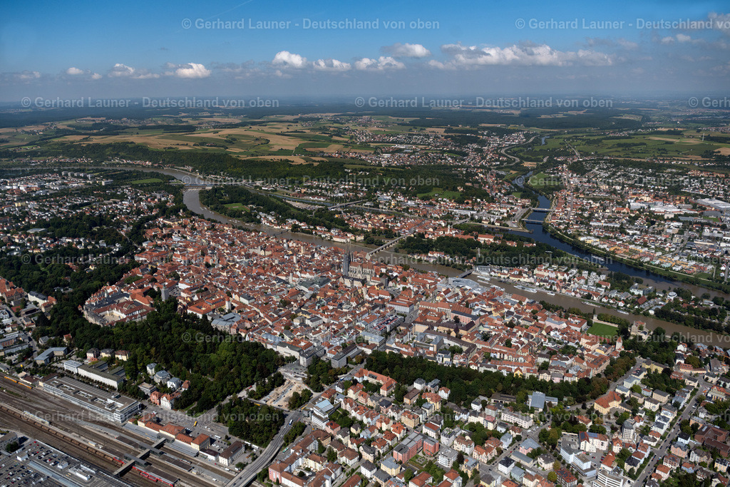 4050801 | REGENSBURG 02.09.2021 Altstadtbereich und Innenstadtzentrum " am Ufer des Flußverlaufes der Donau " in Regensburg im Bundesland Bayern, Deutschland. Weiterführende Informationen bei: Stadt Regensburg. // Old Town area and city center " on the banks of the Danube river " in Regensburg in the state Bavaria, Germany. Further information at: Stadt Regensburg. Foto: Gerhard Launer