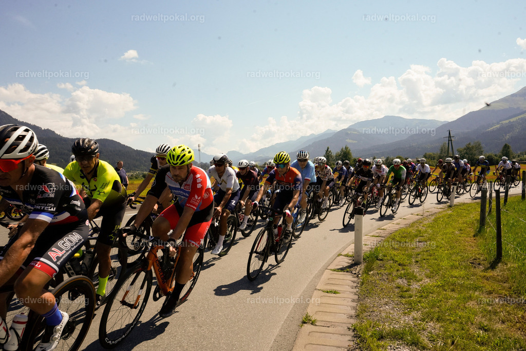 272_20230817_Bewerb_Maenner_Muehlanger | AUT - OESTERREICH, 2023-08-16: SPORT RENNRAD-FAHREN - 55. INTERNATIONALER RADWELTPOKAL IN ST. JOHANN IN TIROL  - Vintage-Radrennen mit WM-Bronze-Medaillen-Siegerin Christina Schweinberger, den Teilnehmer und Alexander Baumann (vom Orginastions-Team) - TAG 2 BEWERB MAENNER IN SECHS GRUPPEN  ; Foto: Roland Muehlanger