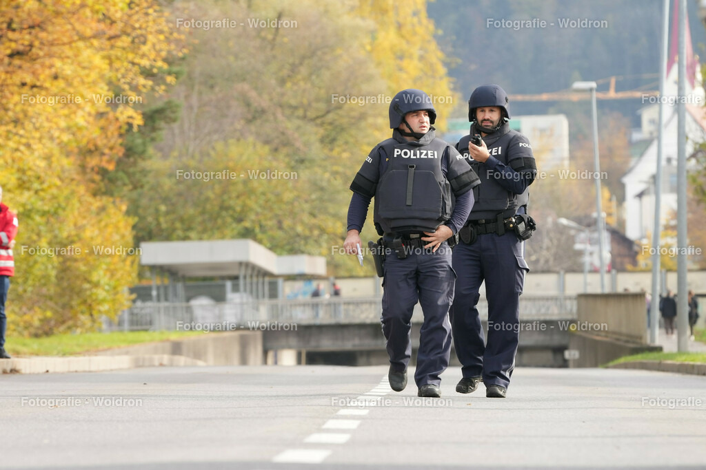 20221111 Amoklauf in Mittelschule Haselstauden | DORNBIRN, OESTERREICH - 11. NOVEMBER: Polizeieinsatz waehrend des Amoklaufs in der Mittelschule Haselstauden in Mittelschule Haselstauden on November 11, 2022 in Dornbirn, Austria.