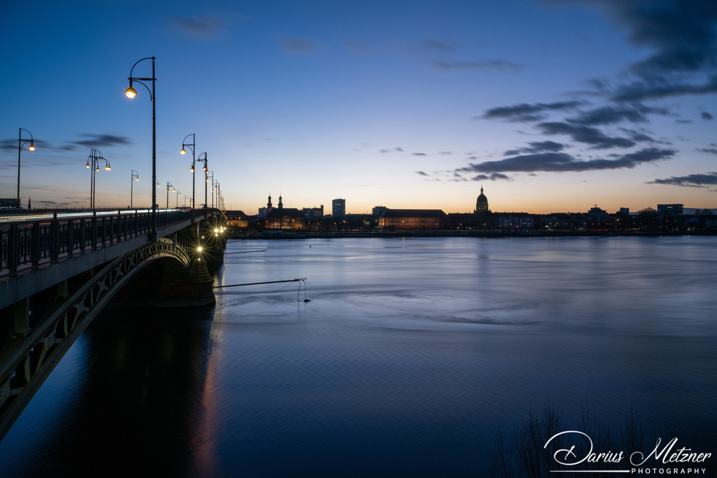 Theodor-Heuss-Brücke in Mainz | Die Theodor-Heuss-Brücke verbindet über den Rhein die Landeshauptstadt Mainz mit dem Ortsbezirk Mainz-Kastel von Wiesbaden. 