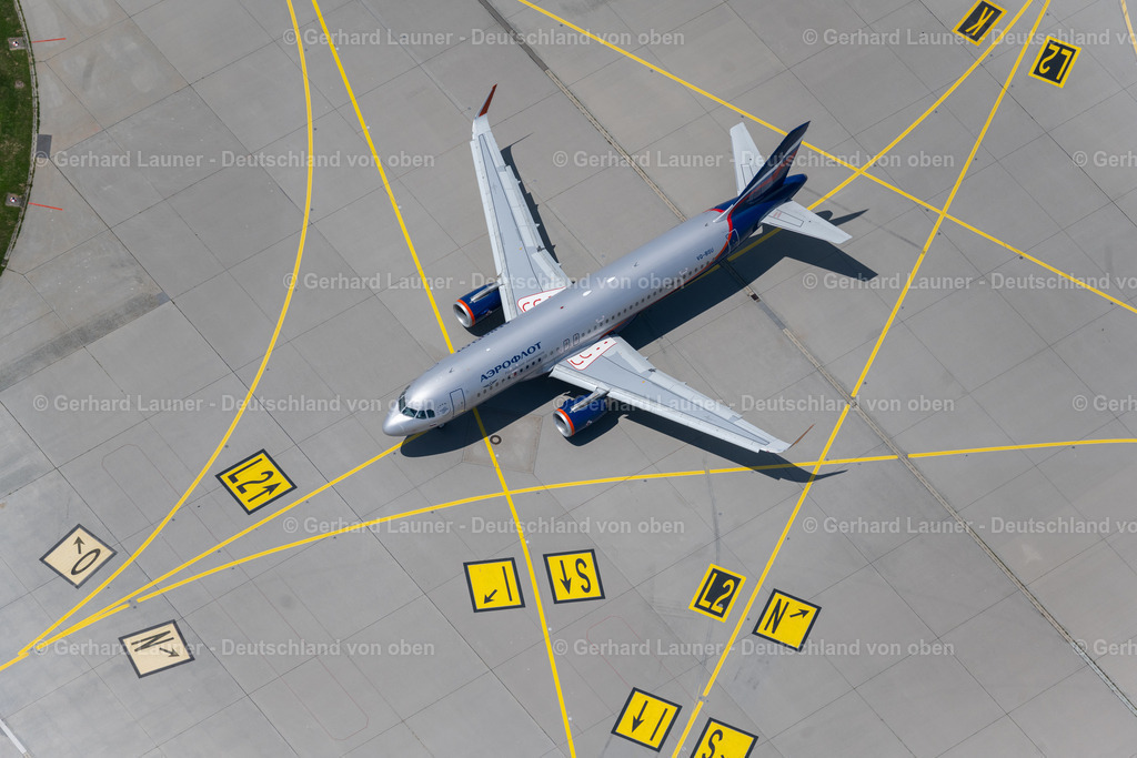 4046364 | FILDERSTADT 19.07.2021 Passagierflugzeug Airbus A320-200 der russischen Fluggesellschaft AEROFLOT mit der Kennung VQ-BSU beim Rollen auf dem Rollfeld und Vorfeld des Flughafen in Filderstadt im Bundesland Baden-Württemberg, Deutschland. Weiterführende Informationen bei: Aeroflot - Russian Airlines,  Flughafen Stuttgart GmbH. // Passenger aircraft Airbus A320-200 of the Russian airline AEROFLOT with the registration VQ-BSU taxiing on the tarmac and apron of the airport in Filderstadt in the state Baden-Wuerttemberg, Germany. Further information at: Aeroflot - Russian Airlines,  Flughafen Stuttgart GmbH. Foto: Gerhard Launer