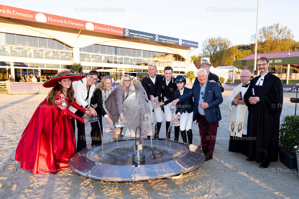 TH_Brunnen der Nationen_ Christine Möller_ Kirschkönigin_ Ulli Kasselmann_ Anna Kebschull_ Katharina Pötter_ Lars Ligus_ Frederic Wandres_ Emma Kasselmann_36164 | Horses &amp; Dreams 2026 am 22.04.26 in Hagen a.T.W., Thomas Hellmann, Brunnen der Nationen, Christine Möller, Kirschkönigin, Ulli Kasselmann, Anna Kebschull, Katharina Pötter, Lars Ligus, Frederic Wandres, Emma Kasselmann