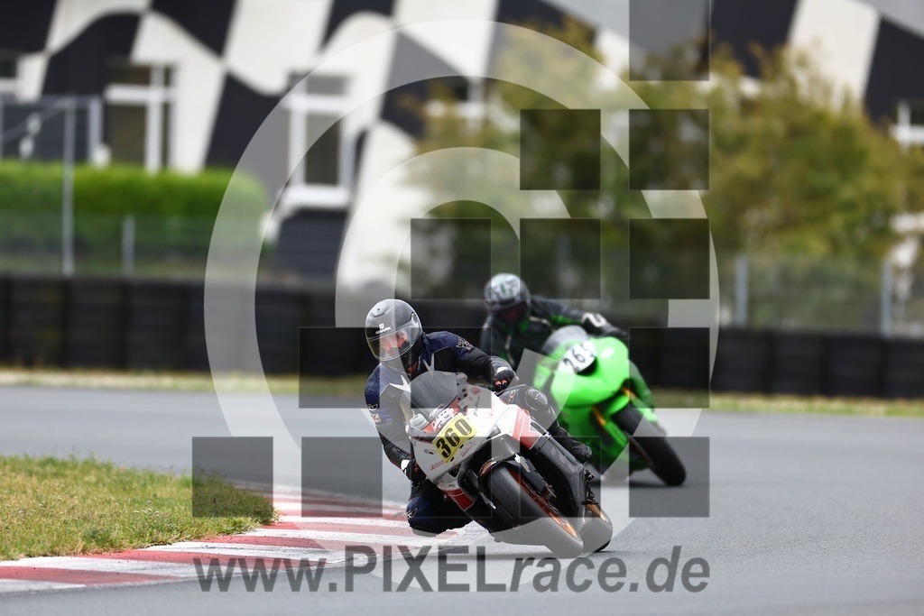 0265-20240916_00424 | Schöne Erinnerungen an spannende Momente - das festzuhalten ist unser Job. PIXELrace.de ist seit 2003 auf den Rennstrecken Europas unterwegs um die Action draußen beim Fahren und die wunderbare Stimmung imm Fahrerlager für euch einzufangen.