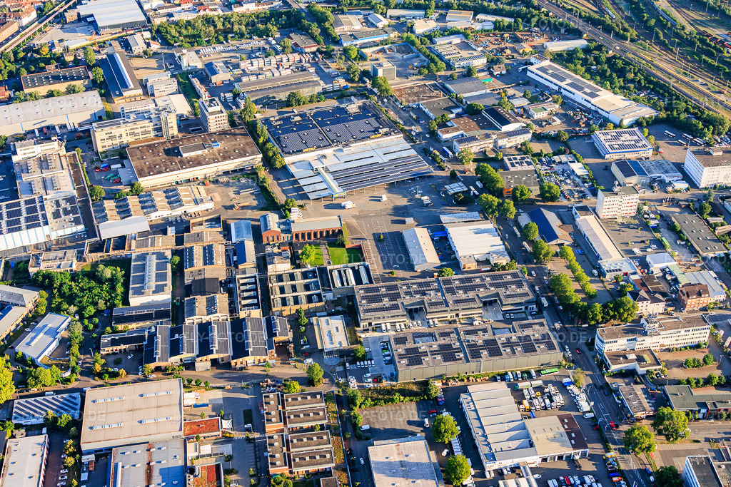 Luftbild: Gewerbegebiet Floßwörthstraße von Südosten mit transmed Transport GmbH Niederlassung  METRO  Alte Schildkrötfabrik und PHOENIX Pharma SE im Ortsteil Neckarau in Mannheim im Bundesland Baden-Württemberg in Deutschland. – Foto: IMG_157385.jpg vom 18.06.2026 durch Werner Riehm/FLY-FOTO.de – Auflösung des Originals: 6000 x 4000 px – transmed – WWW.METRO.DE – AlteSchildkrötfabrik – PHOENIX group