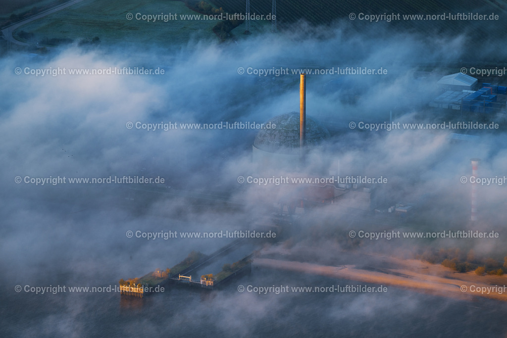 Stade_Kraftwerk_Kernkraftwerk_Im_Nebel_ELS_7233181023 | STADE 18.10.2023 Gebäude der stillgelegten Reaktorblöcke und Anlagen im morgen Nebel des AKW - KKW Kernkraftwerk Stade in Stadersand im Bundesland Niedersachsen. Weiterführende Informationen bei: ANT Applied New Technologies AG,  PreussenElektra GmbH,  SAT Kerntechnik GmbH,  Uniper Anlagenservice GmbH,  Vattenfall Europe Sales GmbH. // Buildings of the decommissioned reactor blocks and facilities in the morning fog of the nuclear power plant - Stade nuclear power plant in Stadersand in the state of Lower Saxony. Further information at: ANT Applied New Technologies AG,  PreussenElektra GmbH,  SAT Kerntechnik GmbH,  Uniper Anlagenservice GmbH,  Vattenfall Europe Sales GmbH. Foto: Martin Elsen