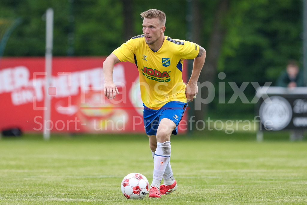 Fussball, Aufstiegsrunde Regionalliga Nord, SV Todesfelde - Blumenthaler SV | Janek Sternberg (SV Todesfelde, 37) am Ball, Freisteller, Einzelbild, Ganzkörper, Aktion, Action, Spielszene