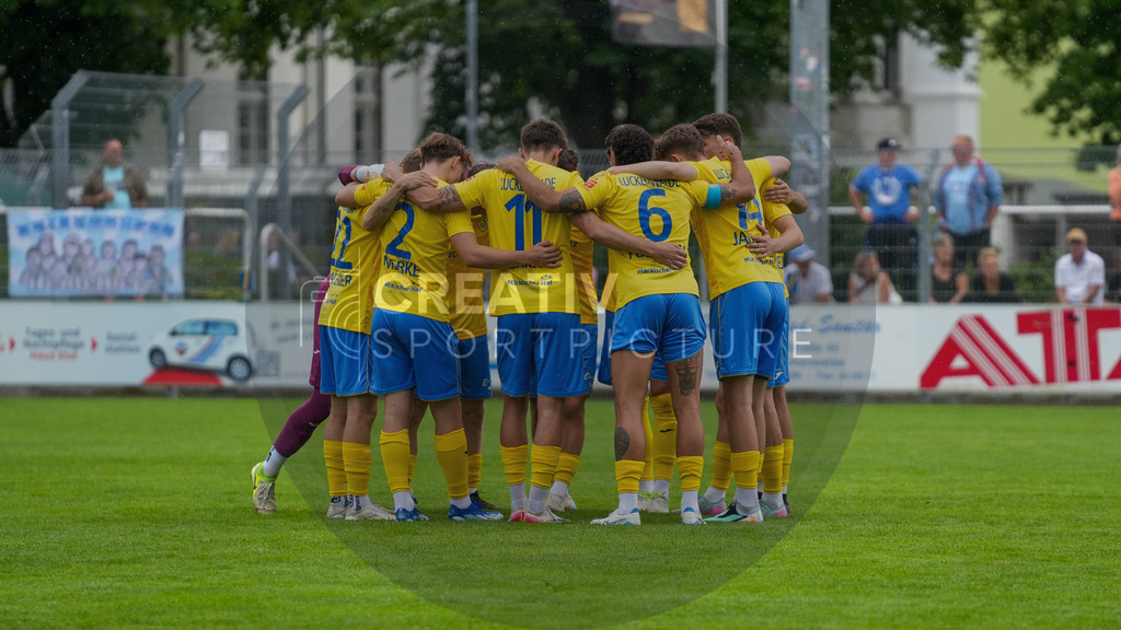 Fußball, Herren, Saison 2025/2026, Regionalliga Nordost, 2. Spieltag, FSV 63 Luckenwalde vs. Chemnitzer FC, Samstag 02.08.2025, Werner-Seelenbinder-Stadion Luckenwalde | Fußball, Herren, Saison 2025/2026, Regionalliga Nordost, 2. Spieltag, FSV 63 Luckenwalde vs. Chemnitzer FC, Samstag 02.08.2025, Werner-Seelenbinder-Stadion Luckenwalde, Im Bild: Mannschaftskreis des FSV 63 Luckenwalde - Realisiert mit Pictrs.com