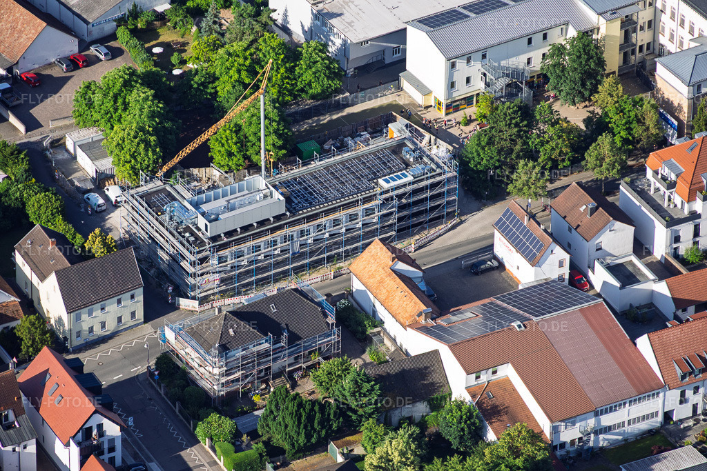 Luftbild: Baustelle des Neubau der VERBANDSGEMEINDE KANDEL für Mensagebäude der Ludwig-Riedinger-Grundschule. zwo/elf Architekten PartmbB Erdbauarbeiten: Gaudier Erd-u. Rückbau GmbH Fensterarbeiten: Trumpf Metallbau GmbH FREIANLAGEN: Bauer.Landschaftsarchitekten HAUSTECHNIK: Bender+Urich GmbH & Co.KG TRAGWERK: Ingenieurbüro Sikora Fassadenarbeiten: AS-Fassaden GmbH Rohbauarbeiten:Wünschel BAU GmbH Elektroarbeiten: Wieland & Schultz GmbH RLP-Ministerium für Bildung, Wissenschaft, Weiterbildung und Kultur in Kandel im Bundesland Rheinland-Pfalz in Deutschland. – Foto: IMG_157325.jpg vom 18.06.2026 durch Werner Riehm/FLY-FOTO.de – Auflösung des Originals: 6000 x 4000 px – Grundschule Kandel | Ludwig-Riedinger-Grundschule in Kandel – zwo/elf – Erweiterung Ludwig-Riedinger Grundschule – WWW.GAUDIER.DE – Trumpf Metallbau | Konstruktionen aus Metall und Glas von Qualität – WWW.BAUER-LANDSCHAFTSARCHITEKTEN.DE – Ingenieurbüro Sikora - Ingenieurbüro Sikora – AS Fassaden GmbH - Hinterlüftete Fassade vom Profi – WUENSCHELBAU.DE – WWW.WIELAND-SCHULTZ.COM